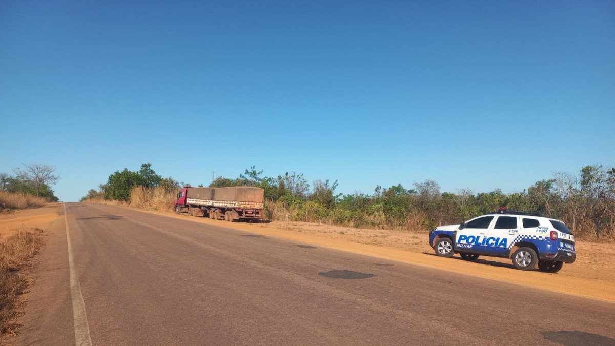 Casal é mantido refém após roubo de caminhão carregado de soja em Tocantins.