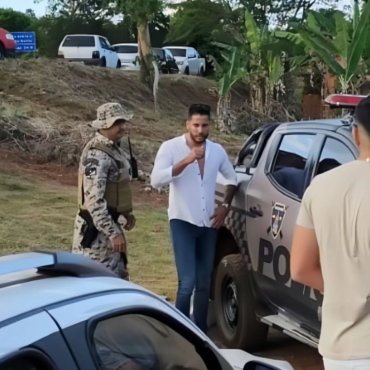 Influenciador é detido por desobediência durante festa com som automotivo.