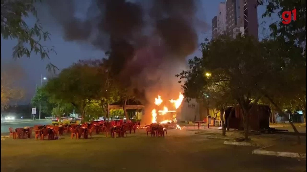 Incêndio destrói trailer de lanches em Palmas.