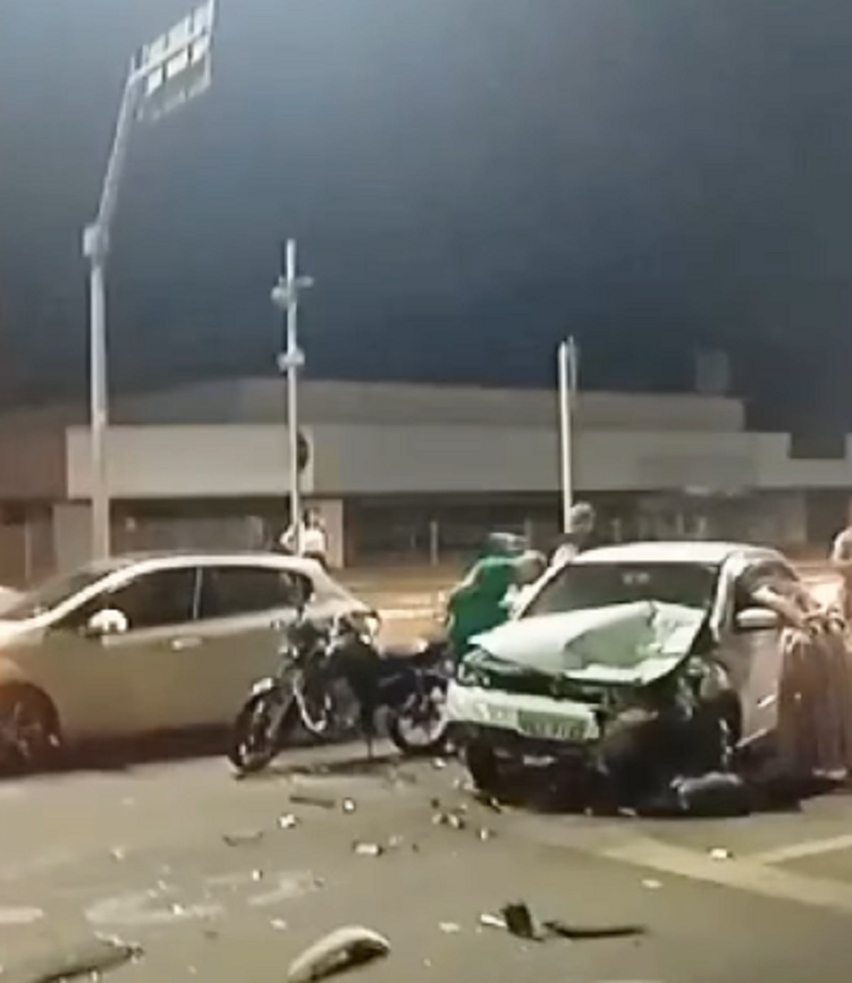 Motorista embriagado causa acidente ao bater em três veículos parados no semáforo - Notícia por Brenda Santos