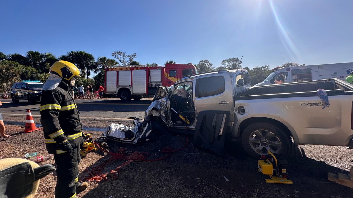 Motorista de caminhonete fica preso às ferragens em acidente na BR-153, mas é resgatado com vida.