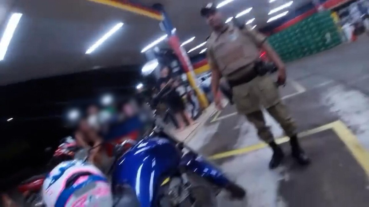 Abordagem polêmica da Polícia Militar a motociclista em Palmas causando repercussão nas redes sociais.