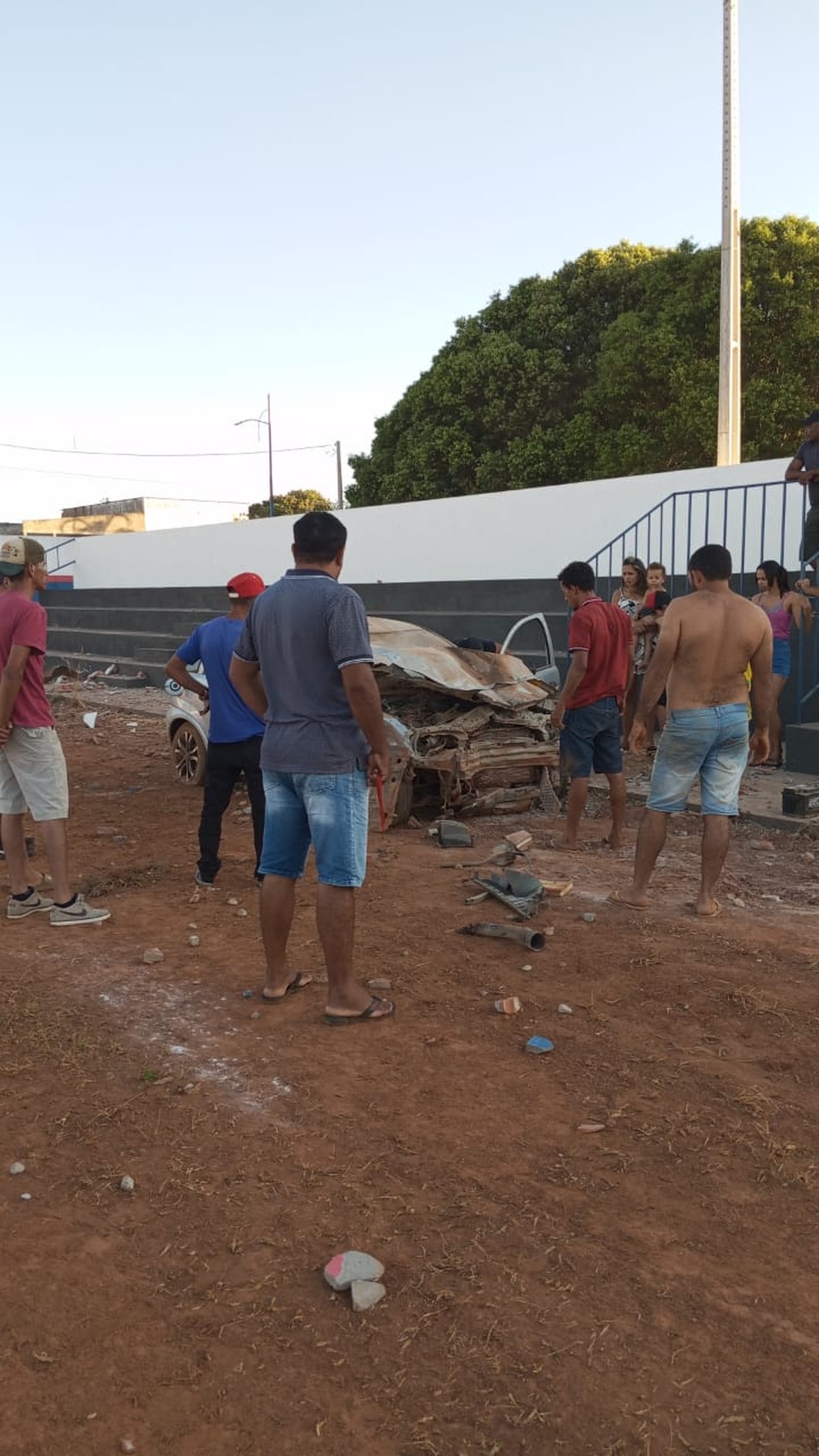 Jovem motorista perde controle do carro e derruba muro de estádio em Tocantins