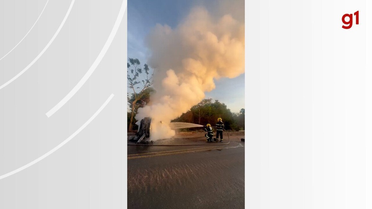 Caminhonete capota e pega fogo na BR-153 em Araguaína; veja imagens