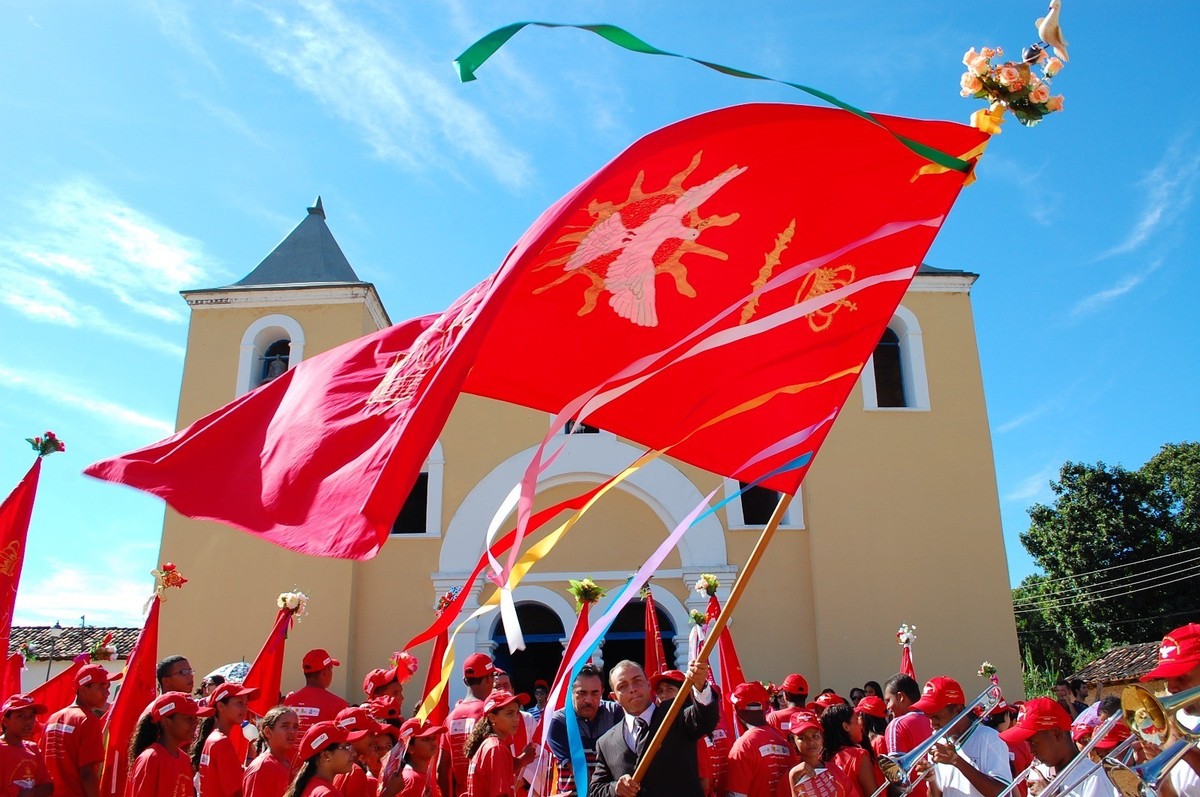 Romarias do Senhor do Bonfim: festividades religiosas e atrações musicais em Natividade e Tabocão.