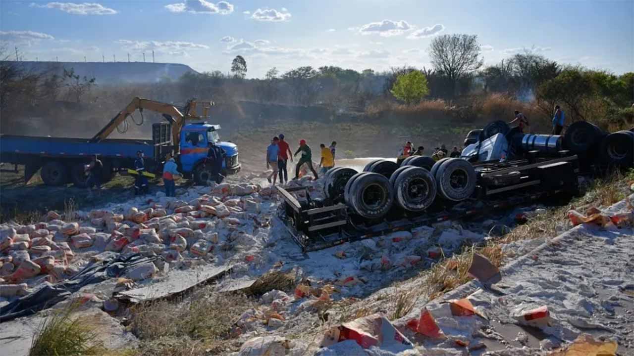 Grave acidente na BR-316: Carreta carregada de farinha de trigo tomba e motorista fica ferido