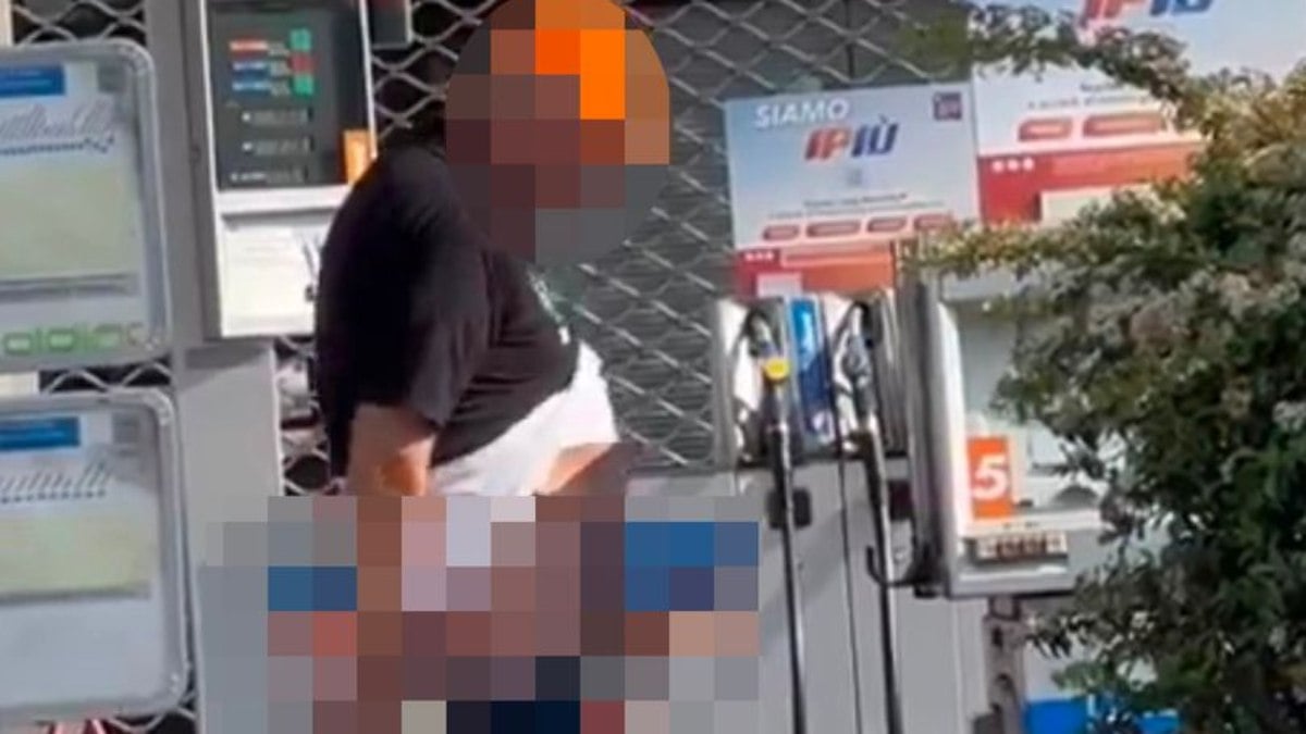 Homem usa bomba de gasolina para ato sexual em cena bizarra